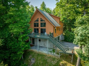 Exterior - Falcon Ridge: A peaceful retreat, stunning mountain views, hot tub, game room, and pet friendly! (Fletcher)