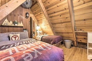 House (2 Bedrooms) | Interior - 8 Mi to Heavenly Mtn Resort! Hot Tub Hideaway (South Lake Tahoe)