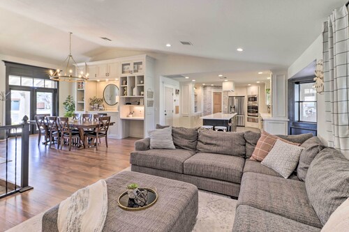 Pool, Hot Tub & Home Gym: Luxe Mesa Retreat