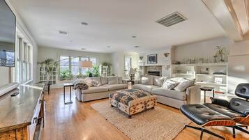 Villa (4 Bedrooms) | Front of property