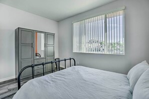 Apartment (2 Bedrooms) | Interior - Waterfront Phoenix Condo w/ Lake & Mtn Views (Phoenix)
