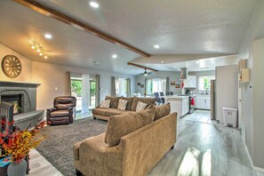 Living area - Albuquerque Home: Close to Hiking & Old Town! (Albuquerque)