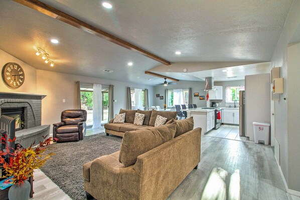 Living area - Albuquerque Home: Close to Hiking & Old Town! (Albuquerque)