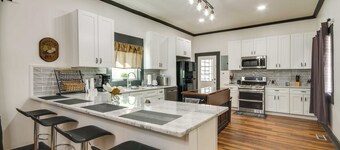 Updated Greenwood Cottage Apt < 1 Mi to Dtwn!