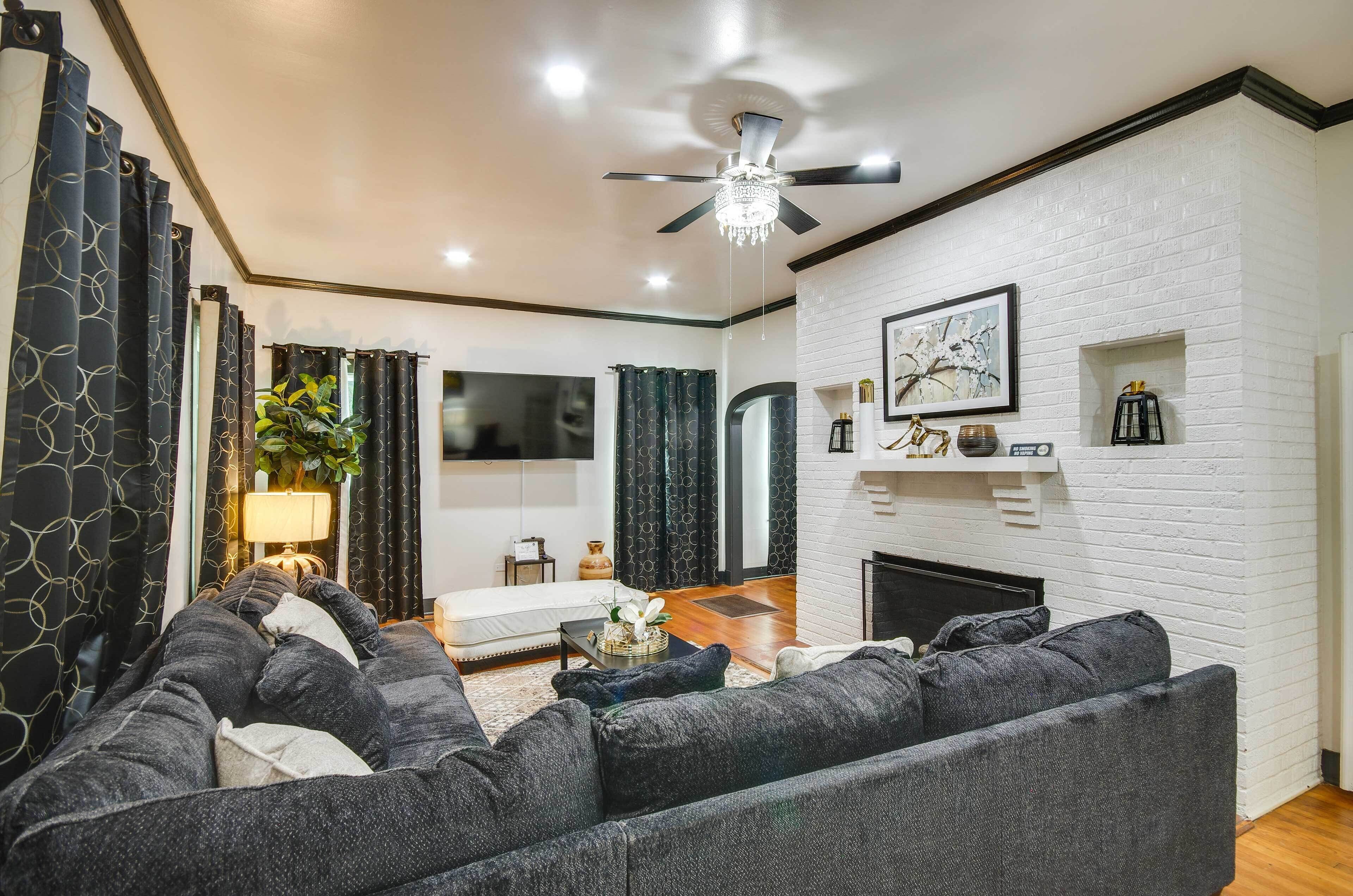 Apartamento (2 Bedrooms) | Zona de estar | Una televisión, una chimenea