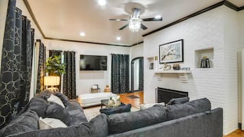 Căn hộ (2 Bedrooms) | Khu phòng khách | TV, lò sưởi