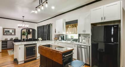 Updated Greenwood Cottage Apt < 1 Mi to Dtwn!