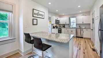 ํ์ฐ์ค (3 Bedrooms) | ๋ด๋ถ