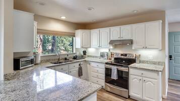 House (3 Bedrooms) | Interior