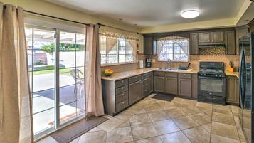 Casa (4 Bedrooms) | Cozinha privada | Micro-ondas, fogão, cooktop, cadeirão de bebê