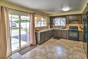 Casa (4 Bedrooms) | Cocina privada | Microondas, horno, placa de cocina y trona infantil