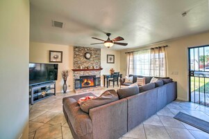 Casa (4 Bedrooms) | Zona de estar | Una chimenea