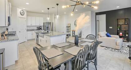 New-build Glendale Home w/ Hot Tub + Putting Green