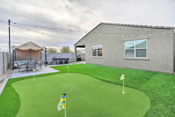 New-build Glendale Home W/ Hot Tub + Putting Green - Avondale, AZ