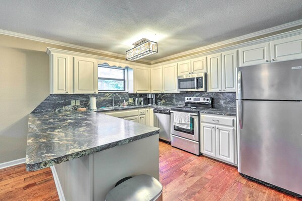 House (3 Bedrooms) | Private kitchen | Microwave, oven, stovetop, dishwasher - Family-friendly Hot Springs Hideaway w/ Yard! (Hot Springs)