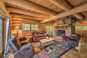 Televisión y chimenea