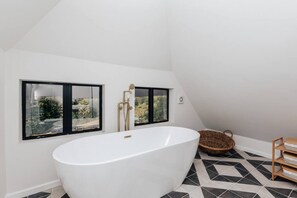 Apartment | 4 bedrooms - The Lakeside Viewing Gallery - From 900 Per Night (Reading)