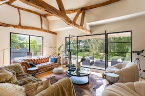 4 bedrooms - The Lakeside Viewing Gallery - From 900 Per Night (Reading)