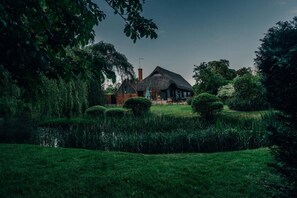 4 bedrooms - The Lakeside Viewing Gallery - From 900 Per Night (Reading)