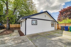 House (2 Bedrooms) | Interior - Modern Pacific Vacation Rental: 5 Mi to Lake Tapps (Pacific)