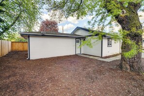 A single-story house with a covered patio area and a wooden fence. - Modern Pacific Vacation Rental: 5 Mi to Lake Tapps (Pacific)