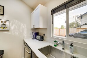 Casa (2 Bedrooms) | Cocina privada | Microondas, horno, placa de cocina y lavavajillas
