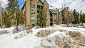 A multi-story building with balconies and a snow-covered ground. - Brian Head Vacation Rental w/ On-site Ski Lift! (Brian Head)