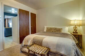 A bedroom with a bed, a bench, a nightstand, and a lamp. - Brian Head Vacation Rental w/ On-site Ski Lift! (Brian Head)