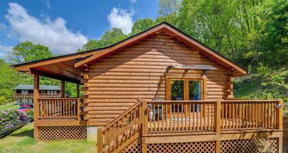 Maggie Valley Cabin 4 Mi to Cataloochee Ski Area!