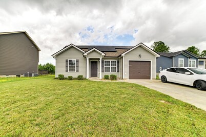 Family-friendly Home: 9 Mi to Clarksville Speedway