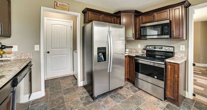 9 Mi to Clarksville Speedway! Family-friendly Home