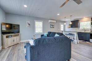 Apartment (0 Bedroom) | Interior - 1 Mi to Beach & Pier! Chic Ocean Isle Studio (Ocean Isle Beach)