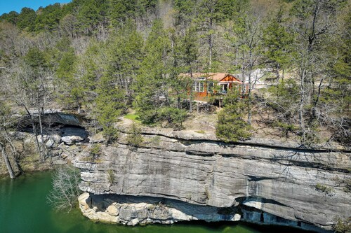 Cliffside Eureka Springs Cabin w/ Beaver Lake View