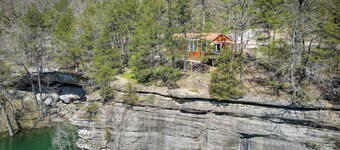 Cliffside Eureka Springs Cabin w/ Beaver Lake View