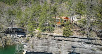 Cliffside Eureka Springs Cabin w/ Beaver Lake View