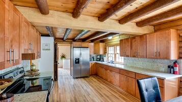 House (3 Bedrooms) | Private kitchen | Oven, stovetop, cookware/dishes/utensils, paper towels