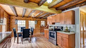 House (3 Bedrooms) | Private kitchen | Oven, stovetop, cookware/dishes/utensils, paper towels