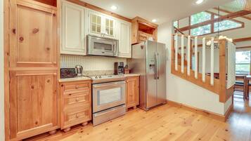 House (2 Bedrooms) | Private kitchen | Microwave, oven, stovetop, dishwasher