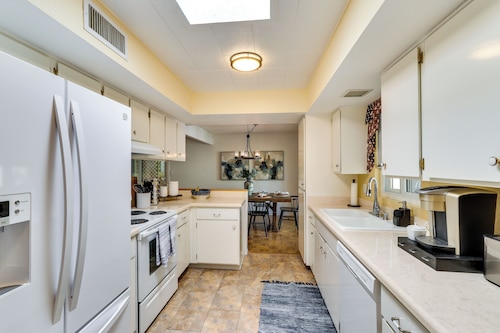 5 Mi to Ocotillo Golf Course: Chic Sun Lakes Home!