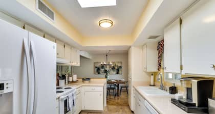 5 Mi to Ocotillo Golf Course: Chic Sun Lakes Home!