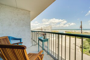 Apartment (2 Bedrooms) | Interior - Bright Carolina Beach Condo: Public Beach On-site (Carolina Beach)