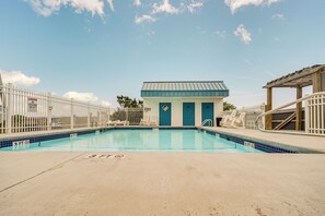 Apartment (2 Bedrooms) | Interior - Bright Carolina Beach Condo: Public Beach On-site (Carolina Beach)