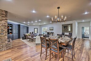 House (2 Bedrooms) | Interior - Beautiful Ranch Home w/ Cascade Mountain View (Powell Butte)