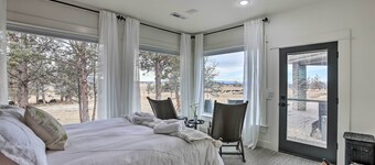 Beautiful Ranch Home w/ Cascade Mountain View