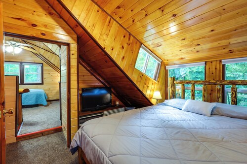 Cozy Elizabethtown Cabin w/ Fire Pit!