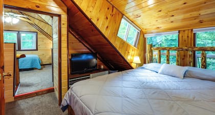 Cozy Elizabethtown Cabin w/ Fire Pit!