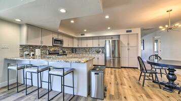 Casa (4 Bedrooms) | Cozinha privada | Micro-ondas, fogão, cooktop, lava-louças