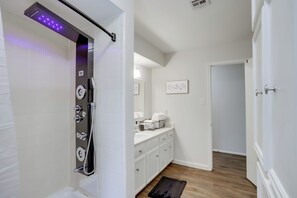 House (6 Bedrooms) | Interior - Roomy Houston Rental w/ Home Office & Private Pool (Houston)