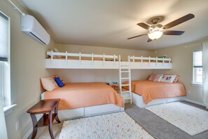 3 bedrooms, free cribs/infant beds, bed sheets - Vian Home Near Tenkiller State Park! (Vian)
