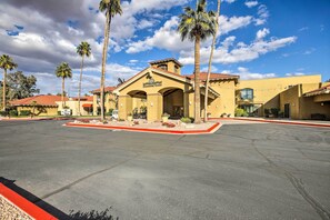 House (2 Bedrooms) | Interior - Golf Course View, Community Perks: Surprise Home (Surprise)